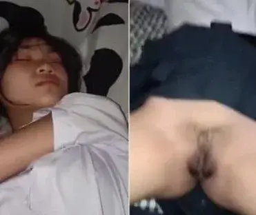 Bokep 2026 Roknya Kesingkap Pas Tidur Berujung di Geli Geli Sempit Memijit